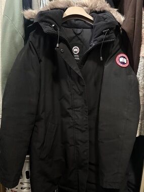 Canada Goose Victoria Parka – Slim Fit, Mid-Thigh Winter Coat